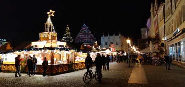 Joulumarkkinat Greifswaldissa mahtuvat kaupungin kauppatorille. Isommissa kaupungeissa markkinatkin ovat isommat, jopa kilometrejä pitkiä katuja.