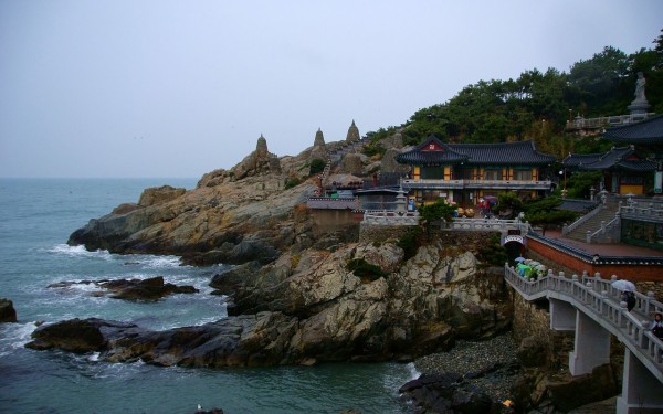 Meren rannalla sijaisteva temppeli (해동 용궁사) on rakennettu vuonna 1376